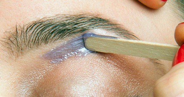 Eyebrow shaping, video tutorials for beginners: henna, paint, pencil, shadows, thread, wax. Photo step by step