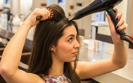 Mezzi per lisciare i capelli senza stirare: cosmetici e folk, procedure da salone e metodi domestici