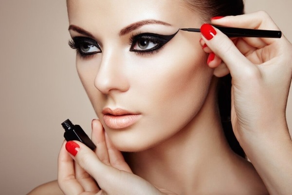 Come creare bellissime frecce sugli occhi. Foto, istruzioni passo passo: eyeliner liquido, pennarello