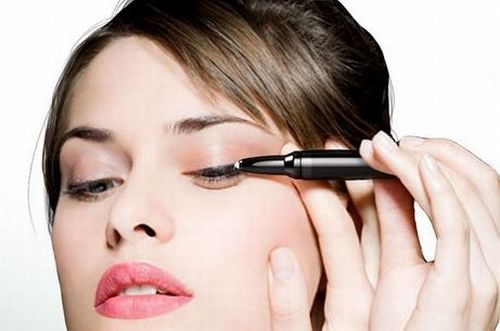 Come creare bellissime frecce sugli occhi. Foto, istruzioni passo passo: eyeliner liquido, pennarello