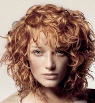 Tagli di capelli per capelli ricci medi: sottili, spessi, rigogliosi. Acconciature alla moda con e senza frangia. Una foto