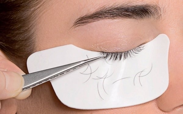 Permanent Make-up mit Schattierung: natürliche Farbe der Augenlider, Augenbrauen, Pfeile, Abstand zwischen den Wimpern, schöne Kontur. Schritt-für-Schritt-Anleitung mit Fotos