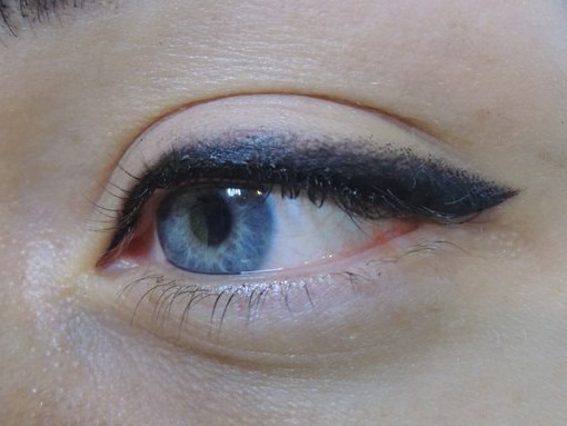 Permanent Make-up mit Schattierung: natürliche Farbe der Augenlider, Augenbrauen, Pfeile, Abstand zwischen den Wimpern, schöne Kontur. Schritt-für-Schritt-Anleitung mit Fotos