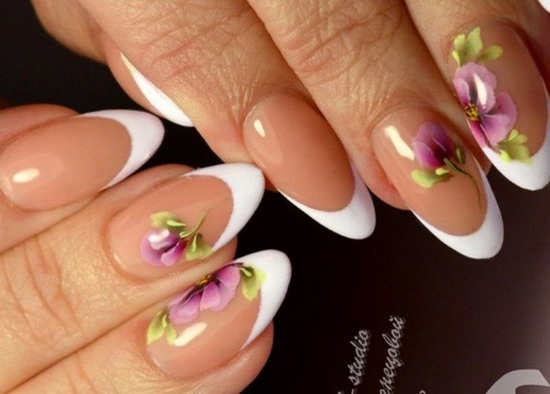 Fiori sulle unghie con smalto gel - idee per manicure e nuovi design: giacca di servizio, fiori voluminosi, delicati, trasparenti, bellissimi. Una foto