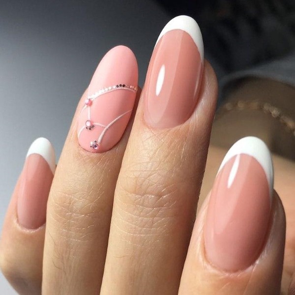 French manicure con smalto gel. Foto con motivo 2020, tendenze della moda. Come fare su unghie corte e lunghe