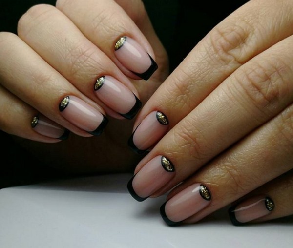 French manicure con smalto gel. Foto con motivo 2020, tendenze della moda. Come fare su unghie corte e lunghe