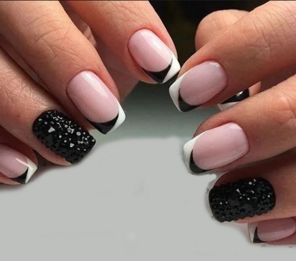 French manicure con smalto gel. Foto con motivo 2020, tendenze della moda. Come fare su unghie corte e lunghe