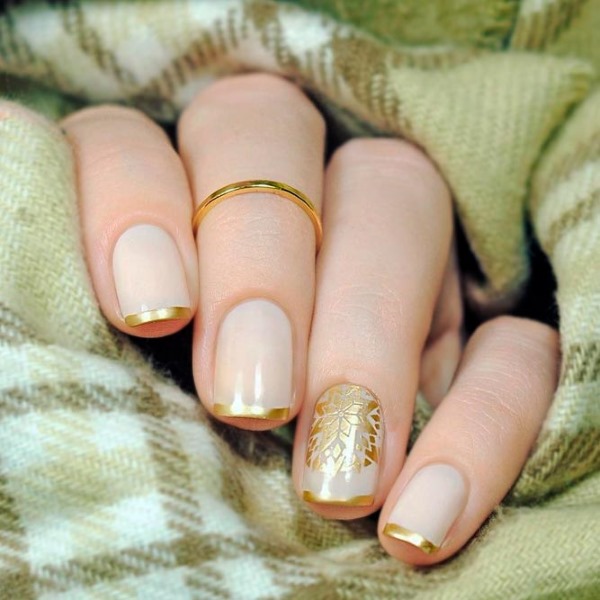 French manicure con smalto gel. Foto con motivo 2020, tendenze della moda. Come fare su unghie corte e lunghe