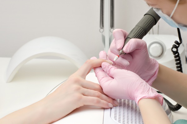 Frese per hardware manicure. Tipi con descrizioni e foto, cosa per cosa: ceramica, diamante, corindone, carburo. Appuntamento, come sterilizzare, processo per principianti