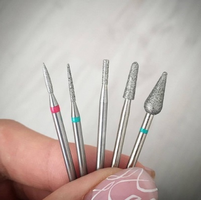 Frese per hardware manicure. Tipi con descrizioni e foto, cosa per cosa: ceramica, diamante, corindone, carburo. Appuntamento, come sterilizzare, processo per principianti