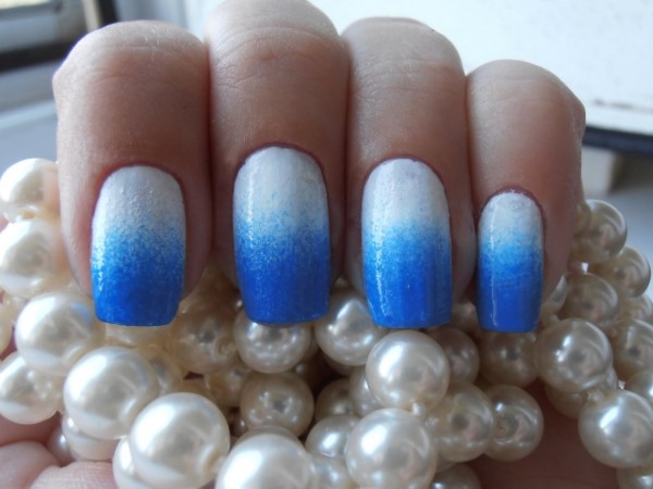 Giacca blu sulle unghie. Foto di novità di manicure con motivo, strass, scintillii, idee di design per la primavera, l'inverno e l'estate