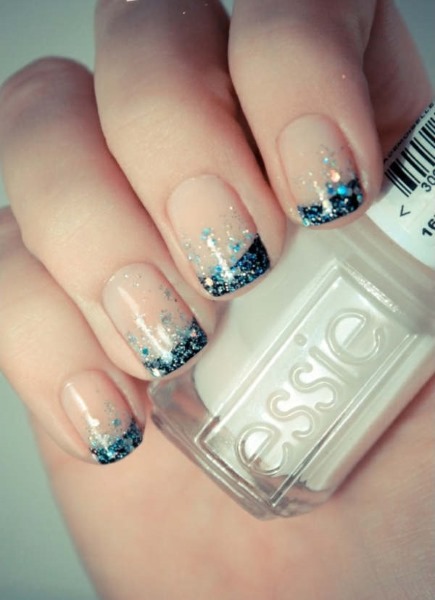 Giacca blu sulle unghie. Foto di novità di manicure con motivo, strass, scintillii, idee di design per la primavera, l'inverno e l'estate