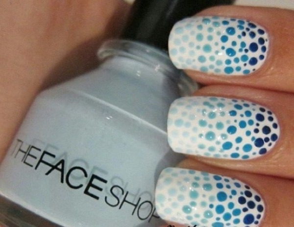 Giacca blu sulle unghie. Foto di novità di manicure con motivo, strass, scintillii, idee di design per la primavera, l'inverno e l'estate