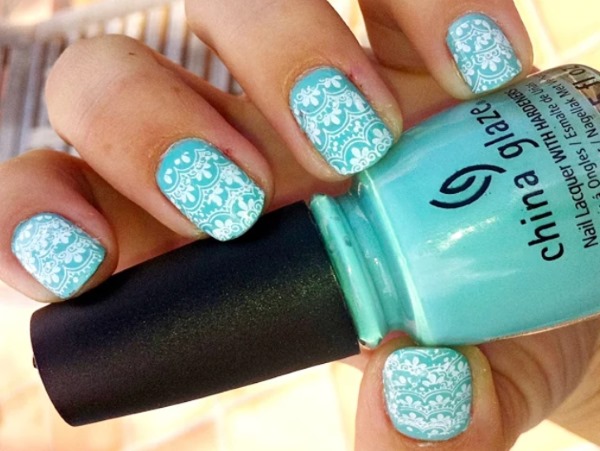 Giacca blu sulle unghie. Foto di novità di manicure con motivo, strass, scintillii, idee di design per la primavera, l'inverno e l'estate