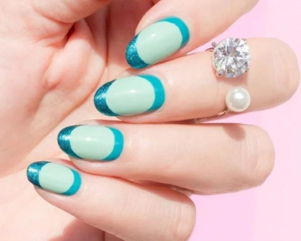 Giacca blu sulle unghie. Foto di novità di manicure con motivo, strass, scintillii, idee di design per la primavera, l'inverno e l'estate