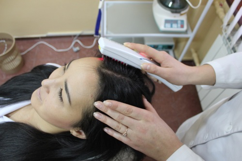 Come sbarazzarsi dei capelli grigi senza tingere i capelli con rimedi popolari, cognac. Vere ricette e miti