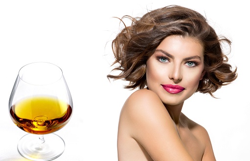 Come sbarazzarsi dei capelli grigi senza tingere i capelli con rimedi popolari, cognac. Vere ricette e miti