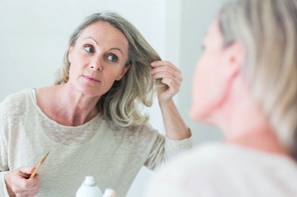 Come sbarazzarsi dei capelli grigi senza tingere i capelli con rimedi popolari, cognac. Vere ricette e miti