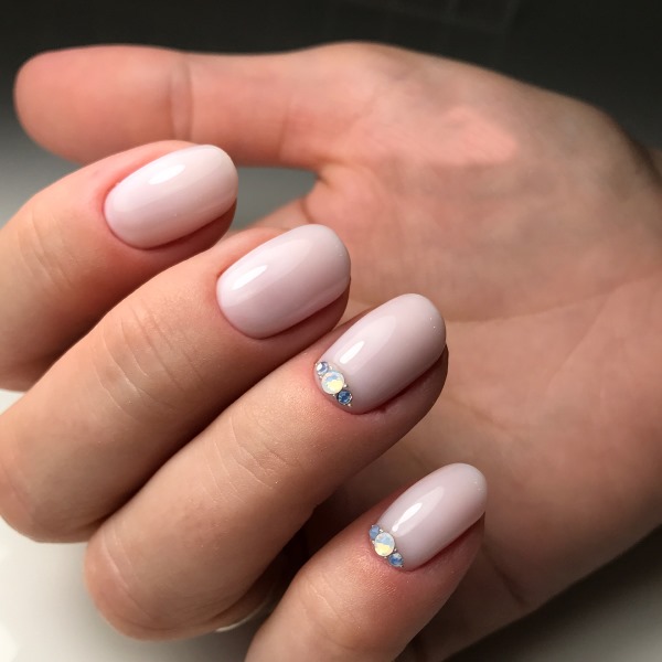 Tendenze moda manicure estate 2020. Una foto. Luminoso, delicato, francese, marino, con scintillii, strass, sfregamento