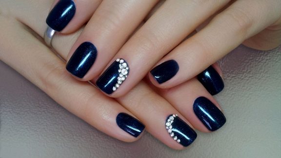 Simple drawings on nails with varnish, gel varnish, a needle, acrylic paints, powder. Fashionable manicure step by step at home