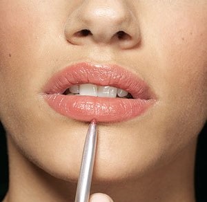 Lippenvergrößerung zu Hause: Rezepte für Masken, Peelings, Hyaluronsäure, Nikotinsäure. Übung, Massage, Vakuum