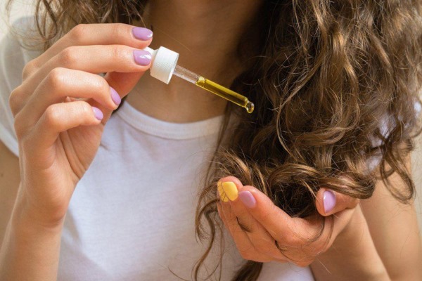 Olio dell'albero del tè per capelli contro forfora, caduta dei capelli, pidocchi. Benefici dell'utilizzo nello shampoo