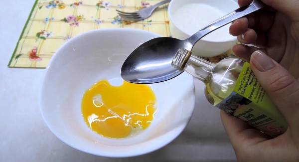 Olive oil for hair: recipes for masks, use with honey, egg, yolk, cinnamon. How to apply at night