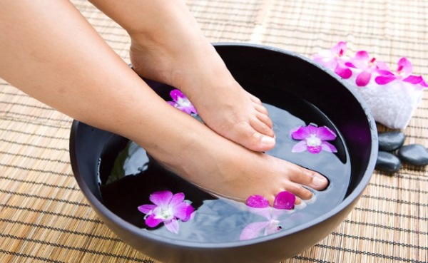 Causes and treatment of cracked heels at home. Preparations, ointments, hydrogen peroxide, aspirin, folk remedies