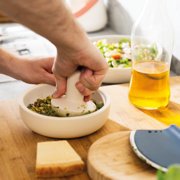 Chamomile for hair. Benefit and application: rinsing, masks, coloring balms. How to brew a pharmacy