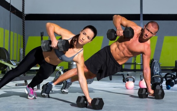 Allenamento alla schiena in palestra. Esercizi per ragazze, un programma per pompare i muscoli più larghi della schiena