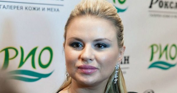 Anna Semenovich. Foto in costume da bagno nella sua giovinezza e ora. Chirurgia plastica, modifiche cosmetologiche del pattinatore