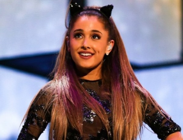 Ariana Grande prima e dopo la chirurgia plastica. Foto in costume da bagno, senza trucco, durante l'infanzia. La figura e l'aspetto dell'attrice