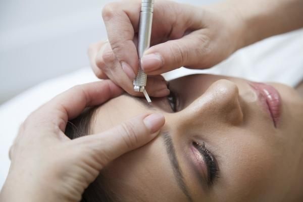 Microblading der Augenbrauen. Fotos vorher und nachher, was ist es, wie lange es dauert, wie es gemacht wird, der Preis