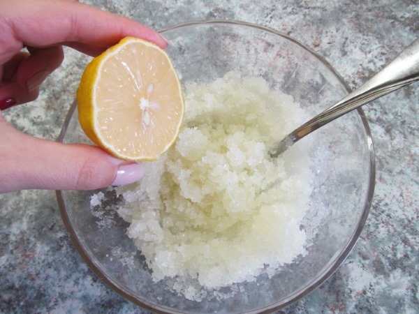 Scrub per il cuoio capelluto. Ricette per pelli grasse, forfora, per la crescita e la salute dei capelli