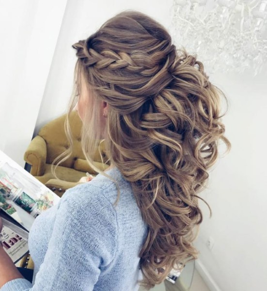 Acconciature raccolte per capelli medi. Foto come farsi per tutti i giorni, laurea, matrimonio