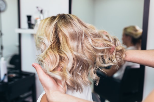 Come idratare i capelli dopo la decolorazione, la colorazione. Rimedi popolari, oli, balsami a casa