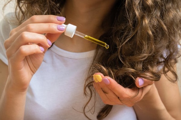 Come idratare i capelli dopo la decolorazione, la colorazione. Rimedi popolari, oli, balsami a casa