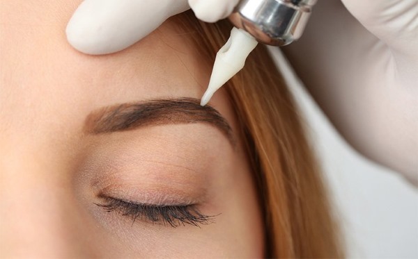 Powdery eyebrow dusting. What is it, how is it done, the price of permanent make-up, microblading, tattooing. Reviews