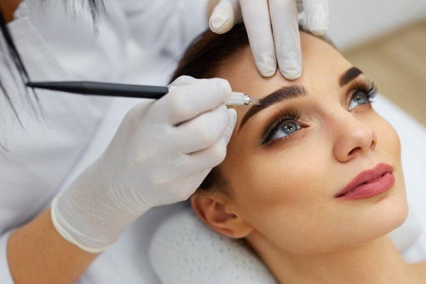 Belle sopracciglia. Tendenze moda 2020: microblading, biotattoo, cipria, laminazione, colorazione e costruzione, ombreggiatura