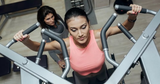 Pull-ups in the gravitron for girls. What muscles work, technique