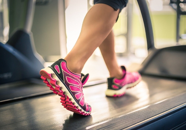 Extension of the legs in the simulator while sitting, on the quads, lying. Benefits, technique, which muscles work