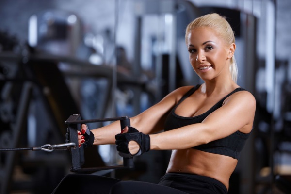 Allenamento dei muscoli pettorali in palestra per ragazze per il peso, per la perdita di peso