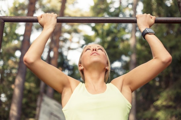 Pull-up exercises for girls to learn to pull up