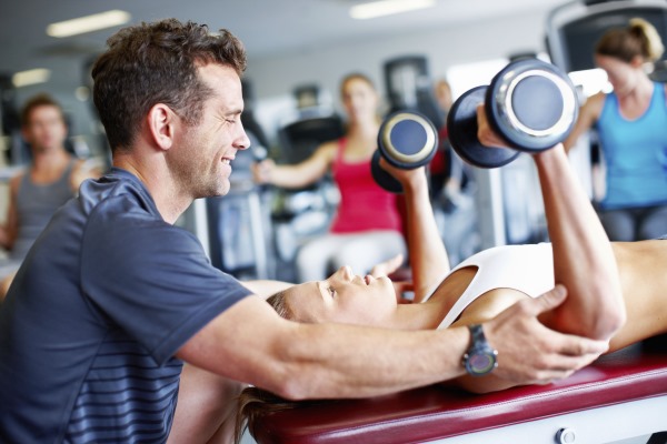 Esercizi con manubri sul petto per ragazze in palestra, a casa