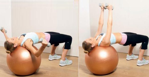 Esercizi con manubri sul petto per ragazze in palestra, a casa