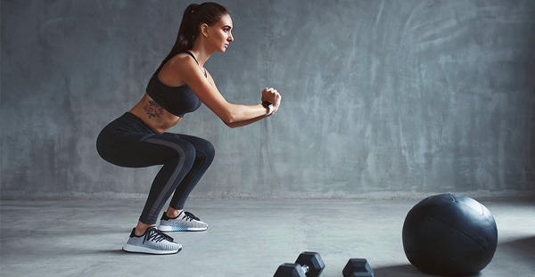 Esercizi per il muscolo gluteo massimo per una donna in palestra, a casa. Tecnica, foto