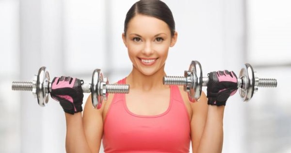 Exercises on the chest in the gym for girls with and without dumbbells, on the horizontal bar