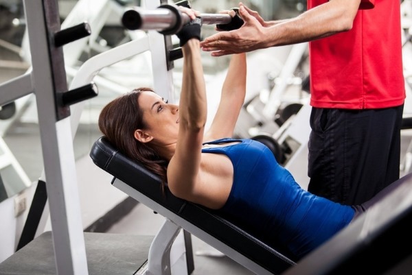 Exercises on the chest in the gym for girls with and without dumbbells, on the horizontal bar