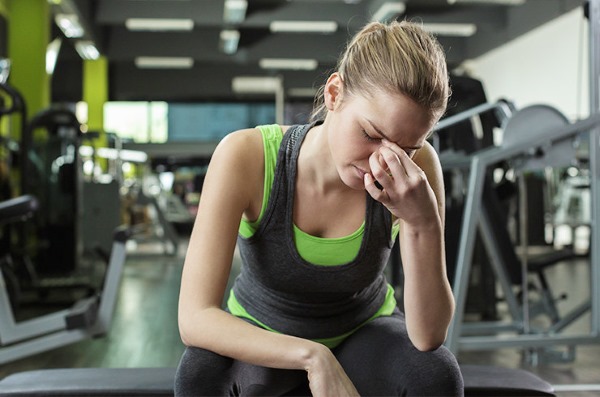 Exercises on the chest in the gym for girls with and without dumbbells, on the horizontal bar