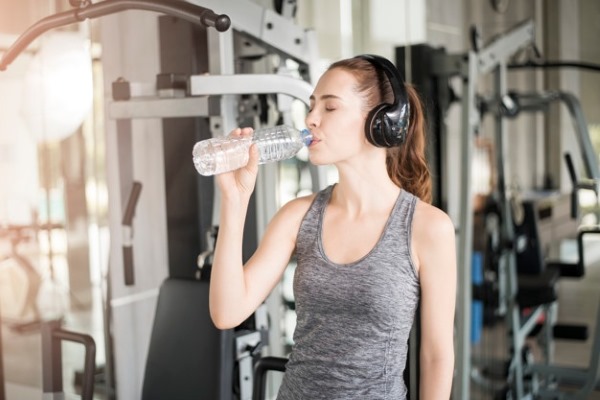 Exercises on the chest in the gym for girls with and without dumbbells, on the horizontal bar